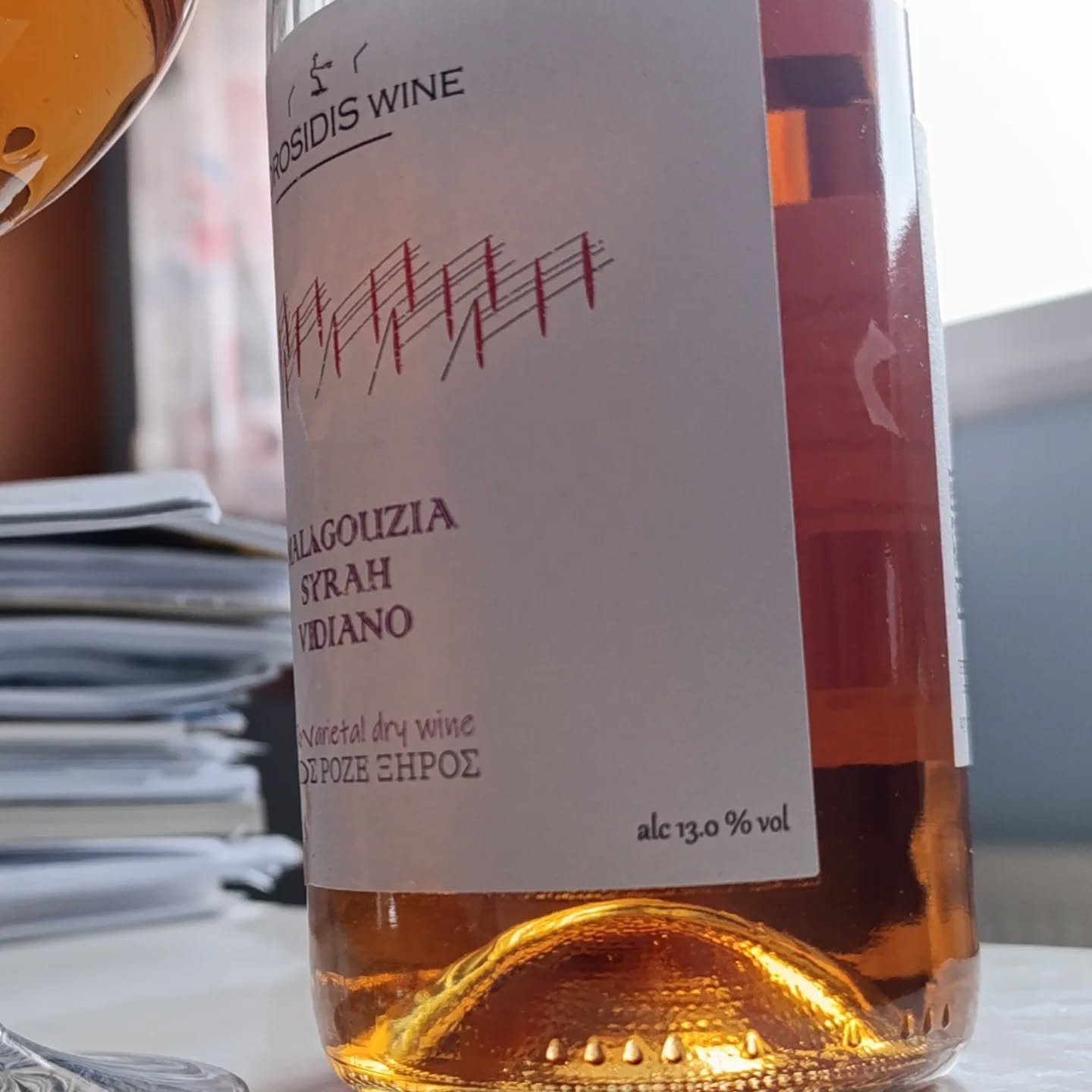 Επιλέγοντας λευκό ή ροζέ είχα την εμμονή να ζητώ πάντα την τρέχουσα σοδειά.
Τα κρασιά μου με διαψεύδουν!!!
Ροζέ Ξηρός 2021!
Μαλαγουζια Syrah Βιδιανο.